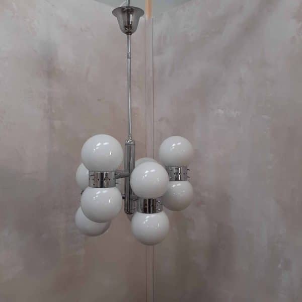 lampadario space age anni 60 struttura metallo cromo palle vetro bianco lucido ottime condizioni