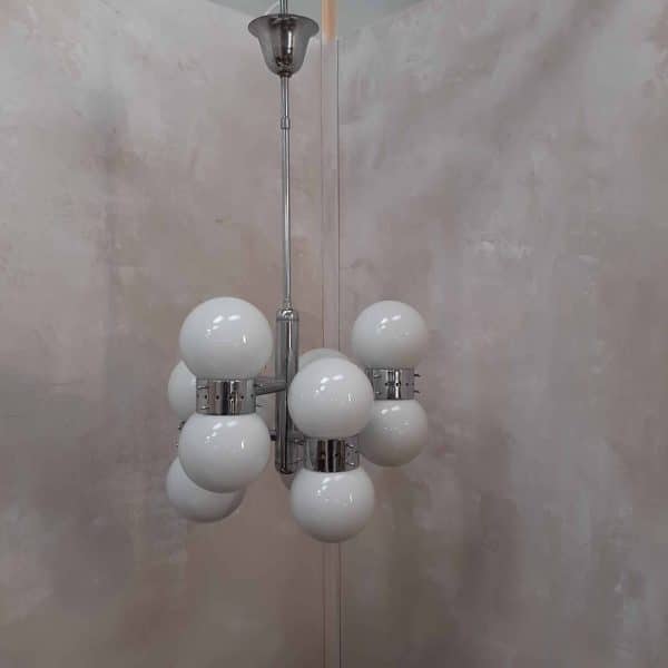 lampadario space age anni 60 struttura metallo cromo palle vetro bianco lucido ottime condizioni