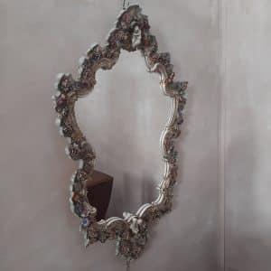 specchiera sagomata con cornice in porcellana