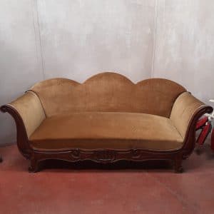 Divano a barchetta con schienale a conchiglia