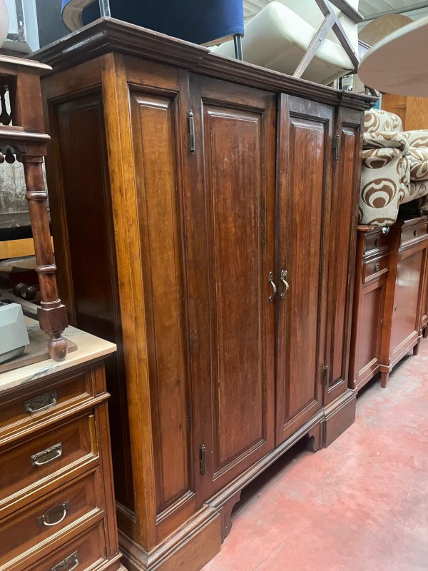 Armadio in noce fine 700 inizio 800